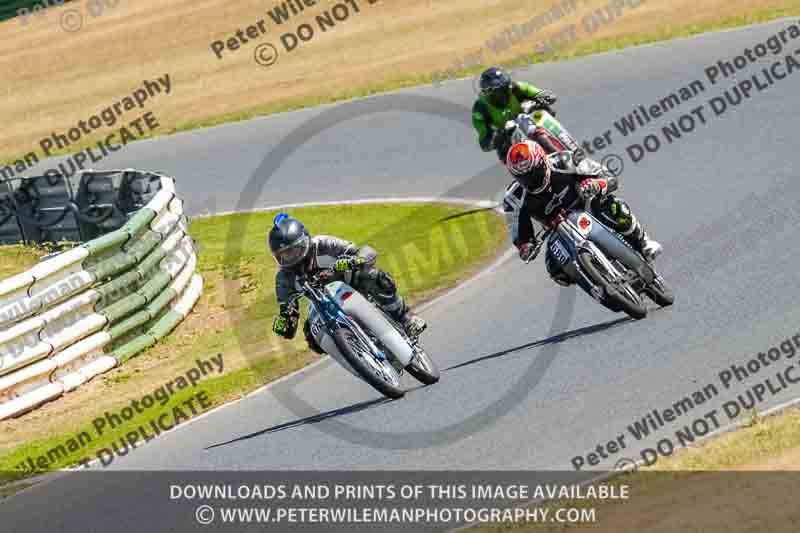 Vintage motorcycle club;eventdigitalimages;mallory park;mallory park trackday photographs;no limits trackdays;peter wileman photography;trackday digital images;trackday photos;vmcc festival 1000 bikes photographs